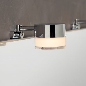 Garonne spejllampe med godt led lys fra loevschall, monteret på væggen